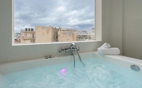 Dema's Luxury Suites (E8)